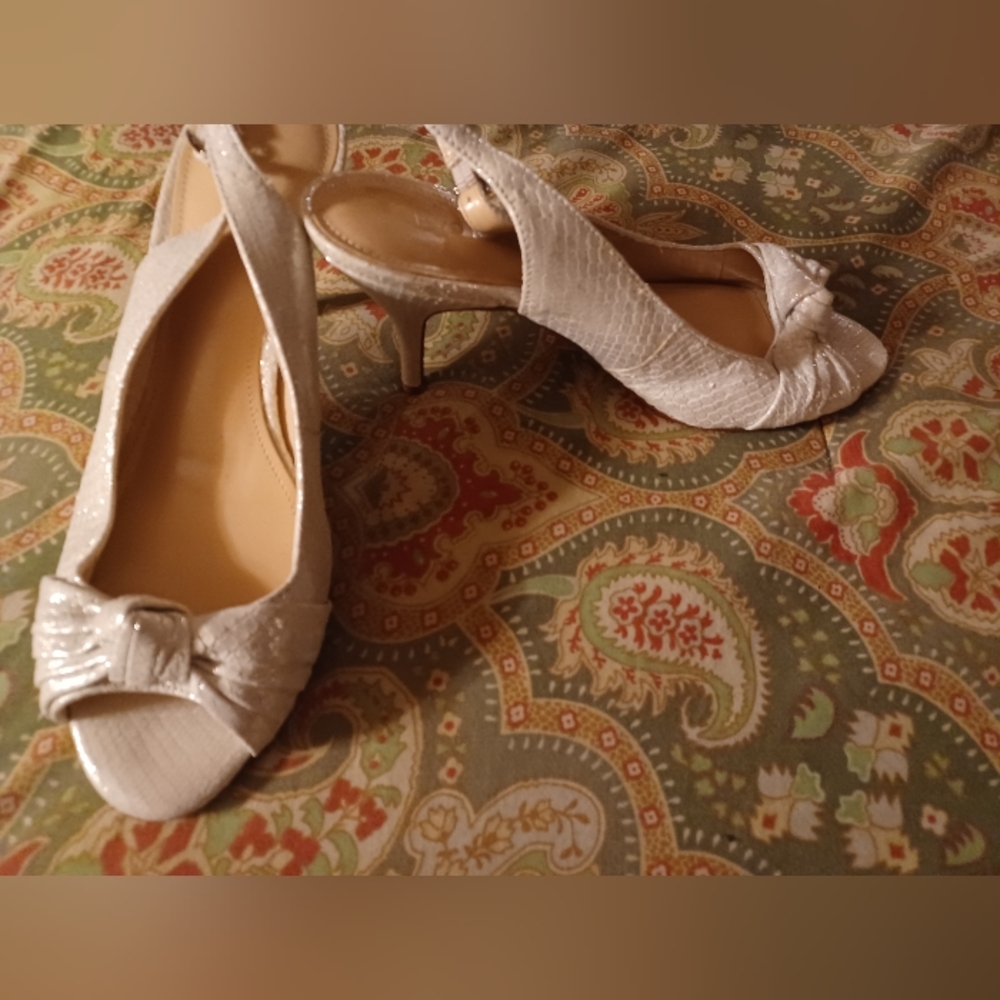 Enzo Angiolini 7 M ivory Slingbacks HeelsWhite Shoes